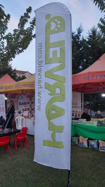 Patifest alanında Harveld bayrağı ve ürün standı; ikinci gün paylaşımının kapak fotoğrafı.